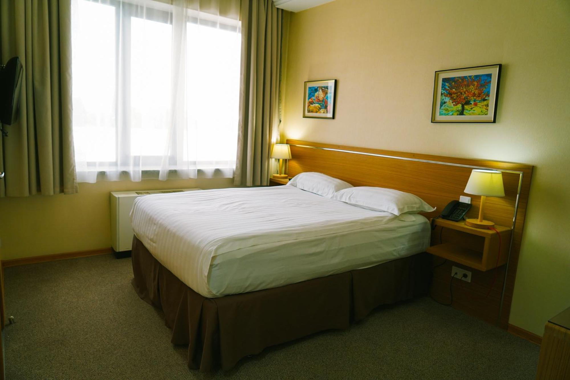 City Hotel Bishkek Ngoại thất bức ảnh