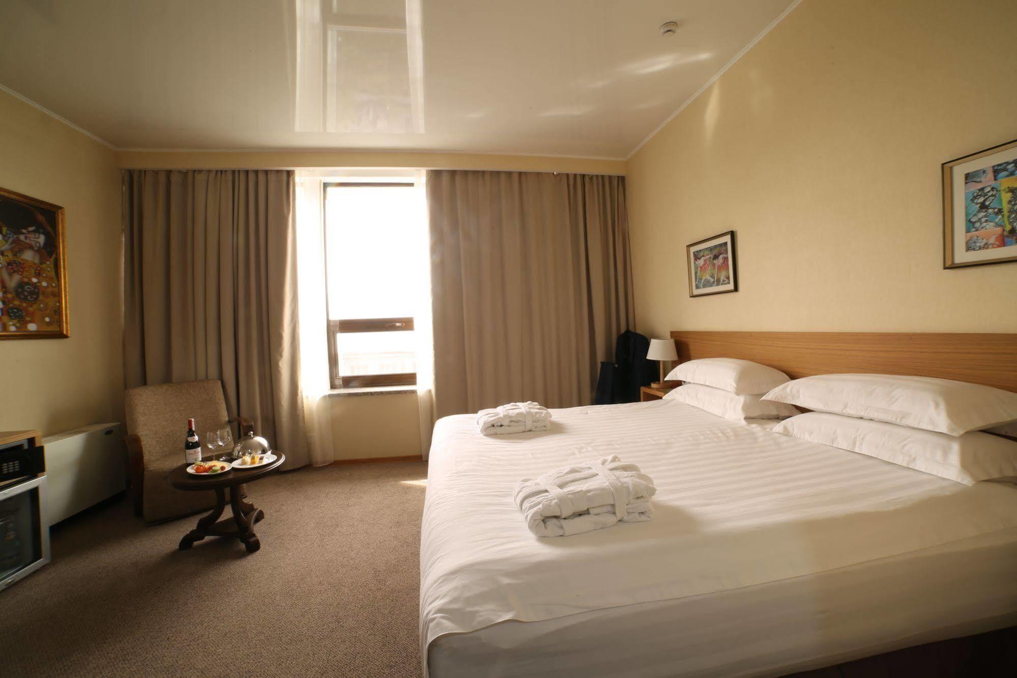 City Hotel Bishkek Ngoại thất bức ảnh